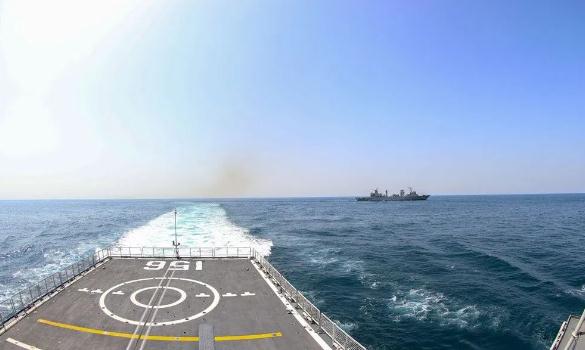 亚丁湾上,架起双轨补给线——中国海军第44批护航编队开展海上航行干、液货同时补给 亚丁湾上,架起双轨补给线——中国海军第44批护航编队开展海上航行干、液货同时补给