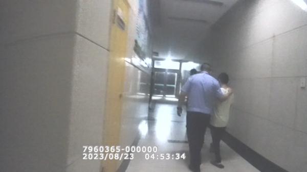 男子爬到15楼外,危急时刻,谈判专家来了! 男子爬到15楼外,危急时刻,谈判专家来了!