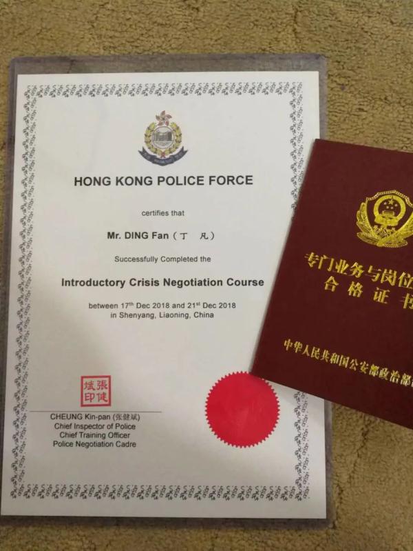 男子爬到15楼外,危急时刻,谈判专家来了! 男子爬到15楼外,危急时刻,谈判专家来了!