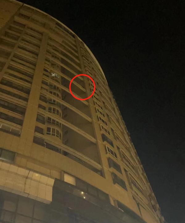 男子爬到15楼外,危急时刻,谈判专家来了! 男子爬到15楼外,危急时刻,谈判专家来了!