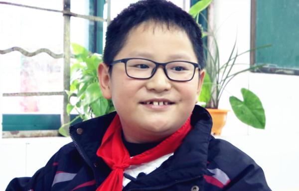 “无腿男孩”，军姿挺拔！