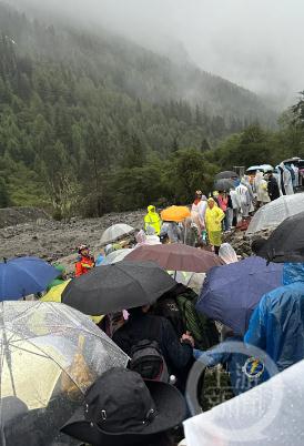 多位游客四姑娘山突遇泥石流：离车流仅数米，景区已进行处置