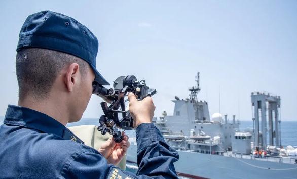 亚丁湾上,架起双轨补给线——中国海军第44批护航编队开展海上航行干、液货同时补给 亚丁湾上,架起双轨补给线——中国海军第44批护航编队开展海上航行干、液货同时补给