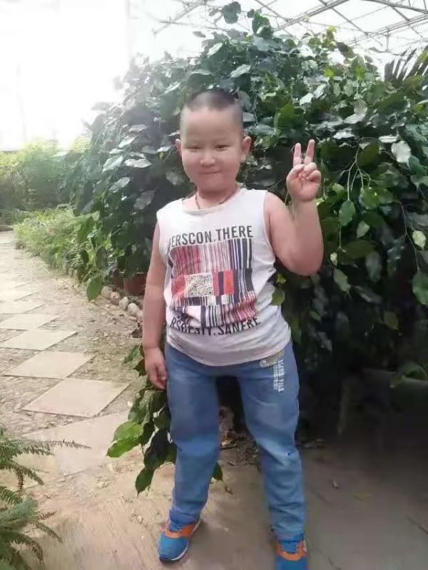 “无腿男孩”，军姿挺拔！