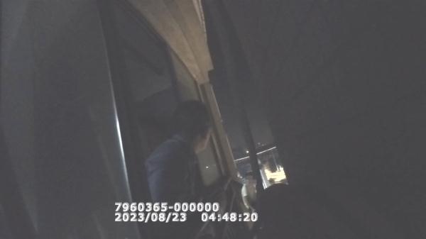 男子爬到15楼外,危急时刻,谈判专家来了! 男子爬到15楼外,危急时刻,谈判专家来了!