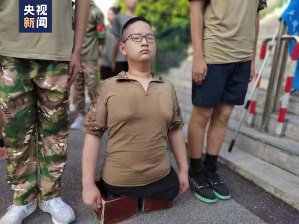 “无腿男孩”，军姿挺拔！