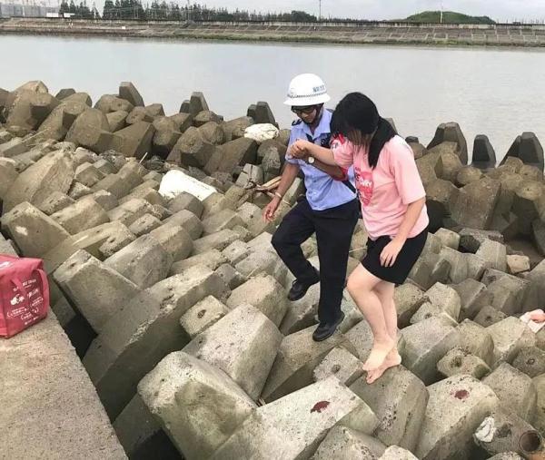 上海一海边防浪石惊现血印？真相搞清楚了