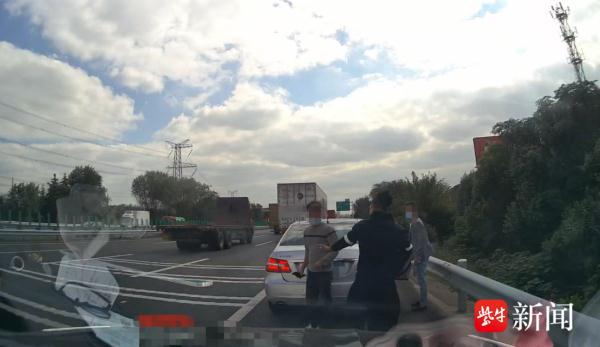 高速路上为何遭遇离奇“剐蹭”    作案30多起，这一“碰瓷”团伙被一网打尽