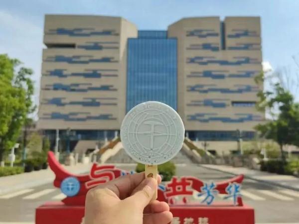 能吃的校徽？！“我是大学生，给我尝尝！”