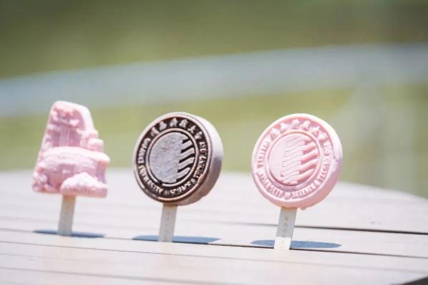 能吃的校徽？！“我是大学生，给我尝尝！”