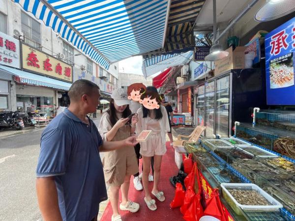 市民抢着吃海鲜，商户心态不一？日本核污水排海后，记者去了趟水产市场......