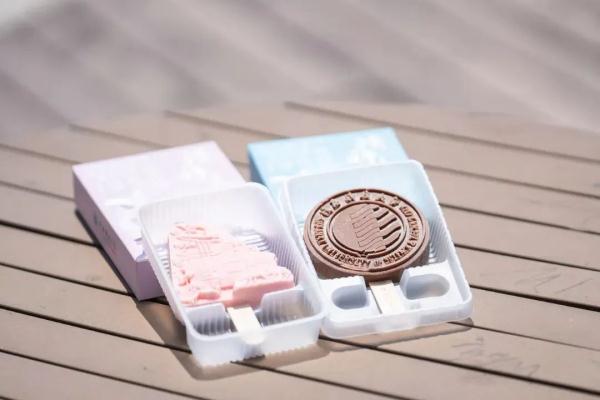 能吃的校徽？！“我是大学生，给我尝尝！”