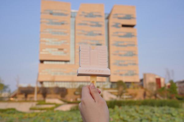 能吃的校徽？！“我是大学生，给我尝尝！”