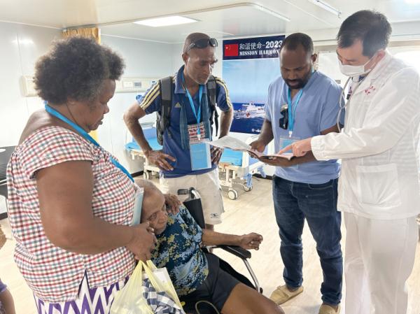 在所罗门群岛登上“和平方舟”,当地居民:希望和平方舟能再来 在所罗门群岛登上“和平方舟”,当地居民:希望和平方舟能再来