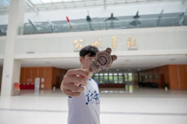 能吃的校徽？！“我是大学生，给我尝尝！”