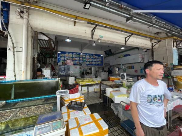 市民抢着吃海鲜，商户心态不一？日本核污水排海后，记者去了趟水产市场......
