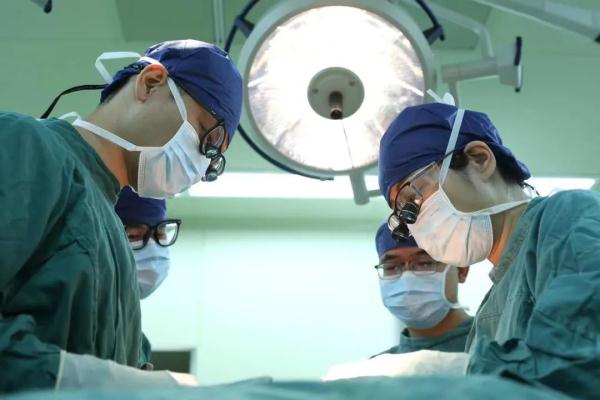 新生儿X光片吓坏医生：肝跑了、心偏了、胃不见了…
