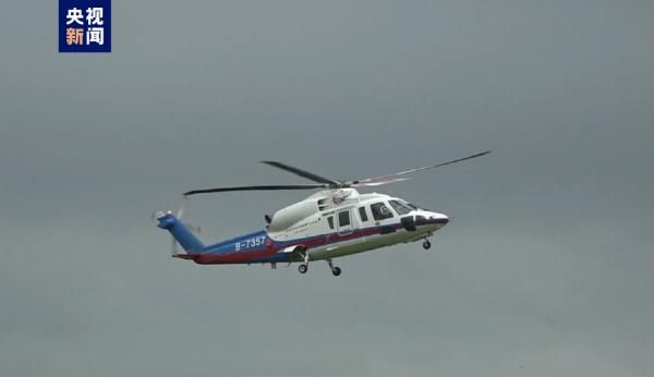 江苏连云港：货船沉没多人遇险，救助直升机疾风中营救