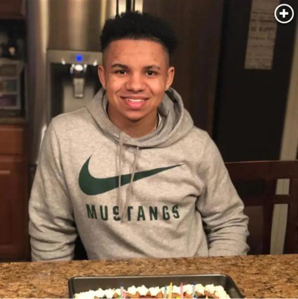 17岁少女炫耀“吸毒不会死”,却害得男友惨死...... 17岁少女炫耀“吸毒不会死”,却害得男友惨死......