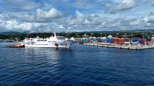 在所罗门群岛登上“和平方舟”,当地居民:希望和平方舟能再来 在所罗门群岛登上“和平方舟”,当地居民:希望和平方舟能再来