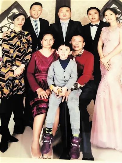 儿子把家中困难的同学带回家，一住就是18年……