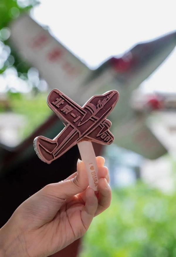 能吃的校徽？！“我是大学生，给我尝尝！”