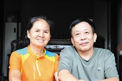 儿子把家中困难的同学带回家，一住就是18年……