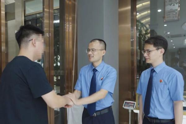 浙江一公司出“内鬼”,大量珠宝、黄金不见!被抓时,还搜出价值500万的…… 浙江一公司出“内鬼”,大量珠宝、黄金不见!被抓时,还搜出价值500万的……