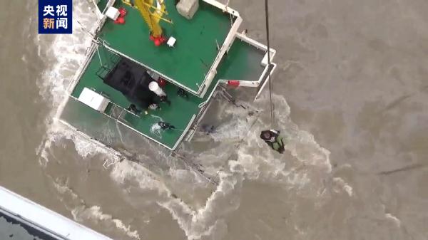 江苏连云港：货船沉没多人遇险，救助直升机疾风中营救
