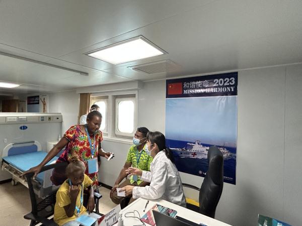 在所罗门群岛登上“和平方舟”,当地居民:希望和平方舟能再来 在所罗门群岛登上“和平方舟”,当地居民:希望和平方舟能再来