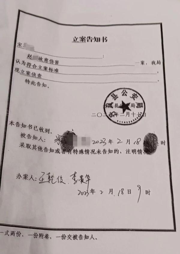 陕西商洛一民警酒后殴打残疾工人，单位回应