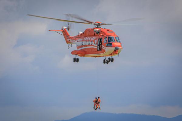 战鹰列阵 铁翼飞旋，航空救援队飞行员训练在昆明硬核开飞