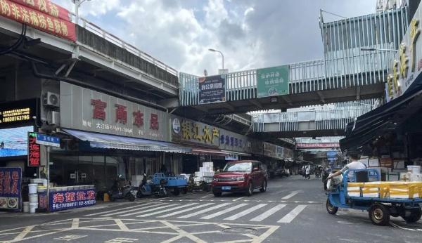 市民抢着吃海鲜，商户心态不一？日本核污水排海后，记者去了趟水产市场......