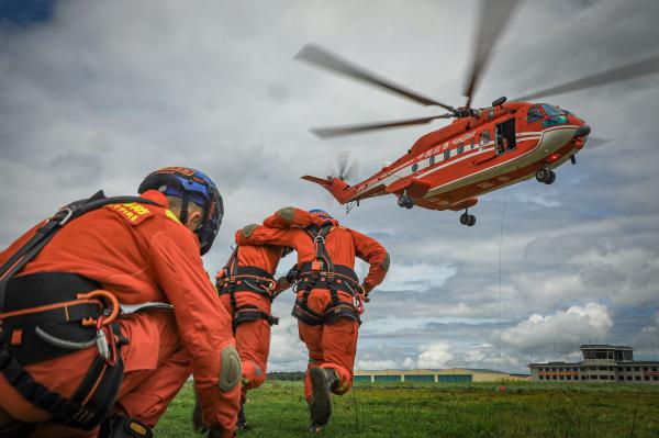 战鹰列阵 铁翼飞旋，航空救援队飞行员训练在昆明硬核开飞