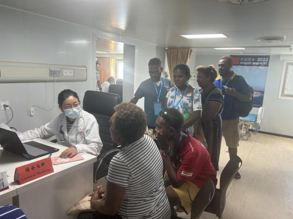 在所罗门群岛登上“和平方舟”,当地居民:希望和平方舟能再来 在所罗门群岛登上“和平方舟”,当地居民:希望和平方舟能再来