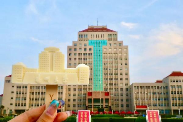 能吃的校徽？！“我是大学生，给我尝尝！”