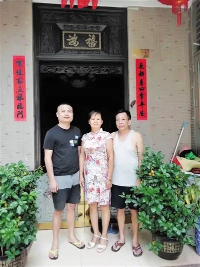 儿子把家中困难的同学带回家，一住就是18年……