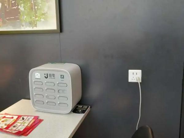 上海地铁车厢里可以手机免费充电！你发现了吗？