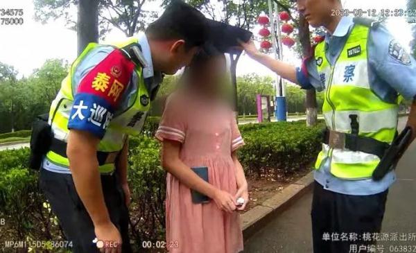 是我们三个不够帅吗？所里还有更帅的！