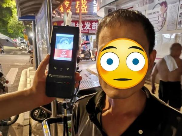 男子被查竟摆pose比耶！叫嚣称“我都坐过牢了！”