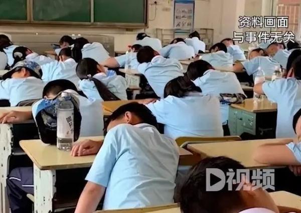 学生趴桌午休,收费200元!多方回应:合理 学生趴桌午休,收费200元!多方回应:合理