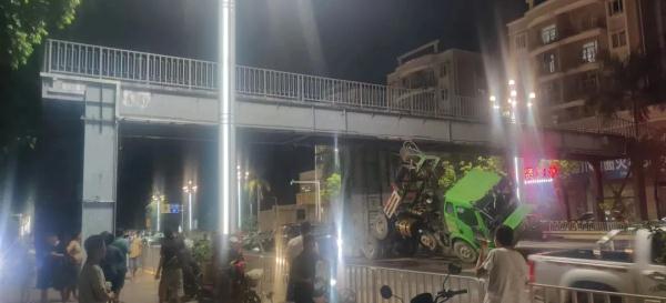 惊险!货车车斗180°倒挂天桥 惊险!货车车斗180°倒挂天桥