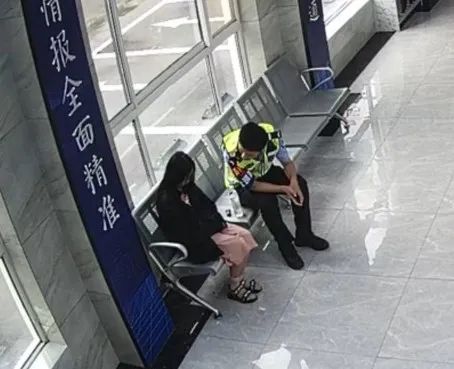 是我们三个不够帅吗？所里还有更帅的！