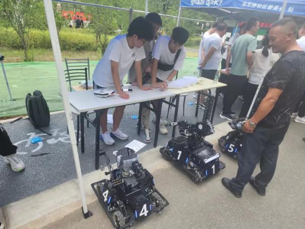 听说今年学长不用搬行李了“是的,因为我们有……” 听说今年学长不用搬行李了“是的,因为我们有……”