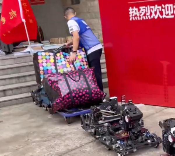 听说今年学长不用搬行李了“是的,因为我们有……” 听说今年学长不用搬行李了“是的,因为我们有……”