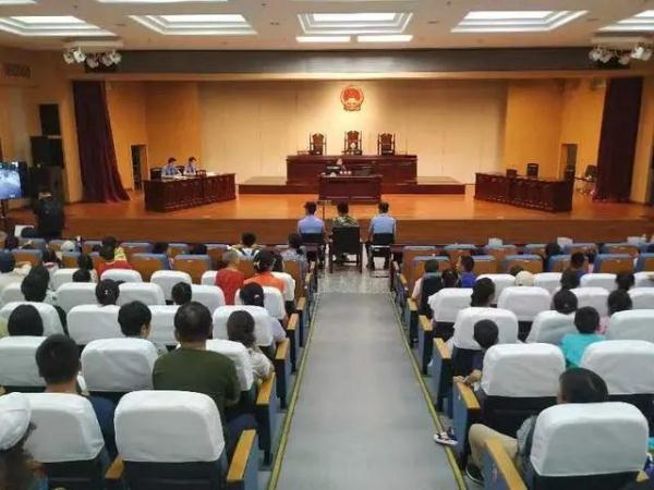 街头一个水坑，两男子处理不当，一人多处骨折，一人被判了刑！