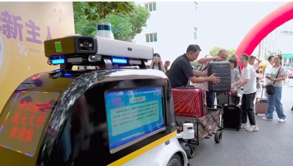 听说今年学长不用搬行李了“是的,因为我们有……” 听说今年学长不用搬行李了“是的,因为我们有……”