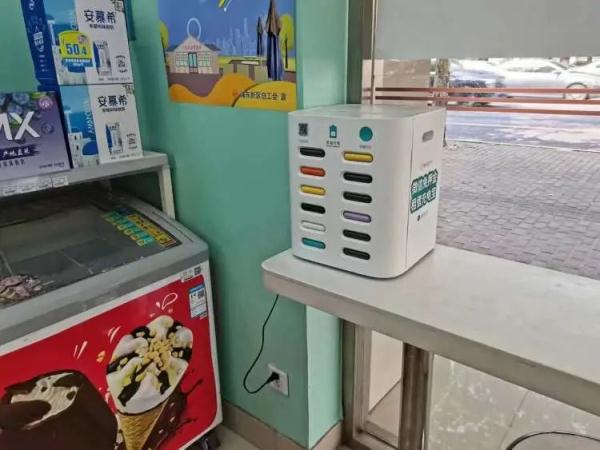 上海地铁车厢里可以手机免费充电！你发现了吗？