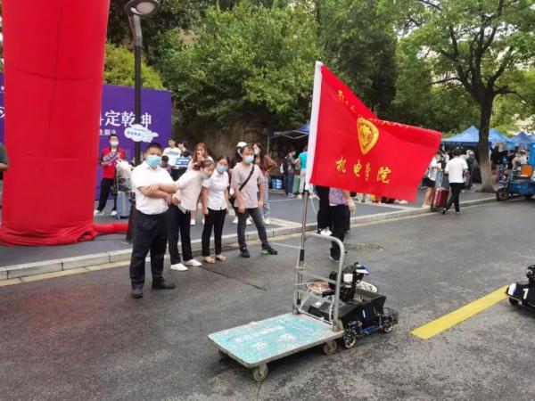 听说今年学长不用搬行李了“是的,因为我们有……” 听说今年学长不用搬行李了“是的,因为我们有……”