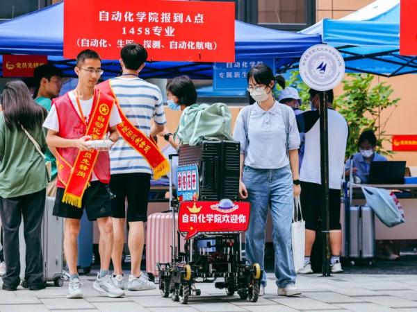 听说今年学长不用搬行李了“是的,因为我们有……” 听说今年学长不用搬行李了“是的,因为我们有……”